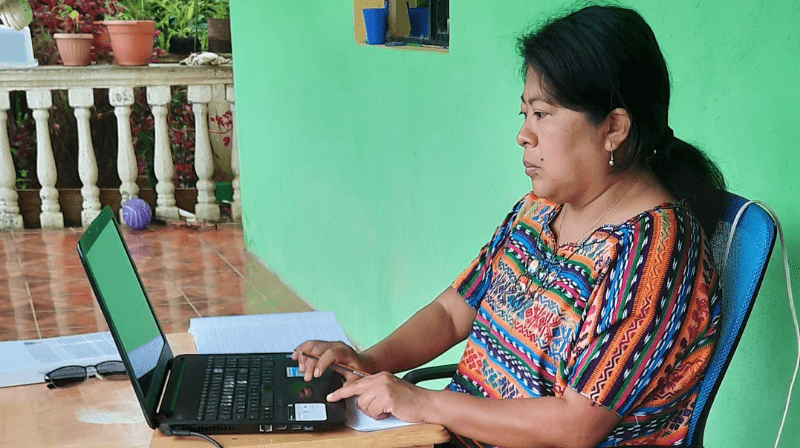 Formation à distance d'un enseignante au Guatemala ©Enfants du Monde