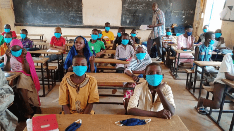 Ecoliers portant des masques de protection dans une école du Burkina Faso