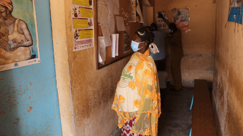 Femme enceinte dans un centre de santé à Mangodara au Burkina Faso © Enfants du Monde