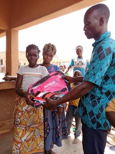 Dotation des filles en kit scolaire, Province de Sanematenga, Burkina Faso ©Enfants du Monde