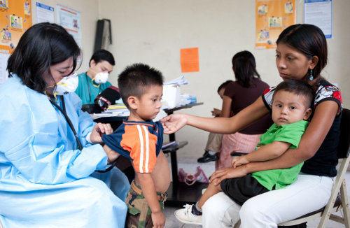 una madre con su niño en un centro de salud en El Salvador