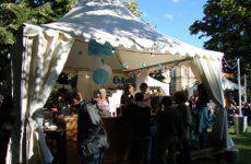 Le stand d'Enfants du Monde à la Fête de la musique à Genève