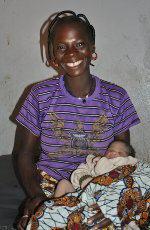 A mother and her baby benefit from our health project in Burkina Faso