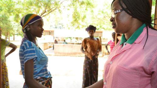 Ein schwangere Frau besucht ein Gesundheitszentrum in Burkina Faso.