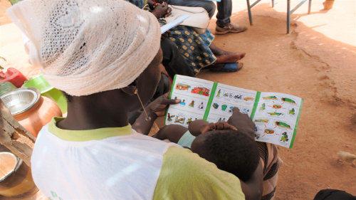 Asséta Sawadogo du Burkina Faso a préparé sa grossesse avec la carte de préparation à l'accouchement d'Enfants du Monde 