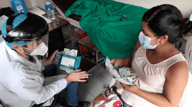 Remise de flyers sur la COVID-19 aux femmes enceintes en El Salvador